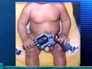 21ago13-bebe-arma.2